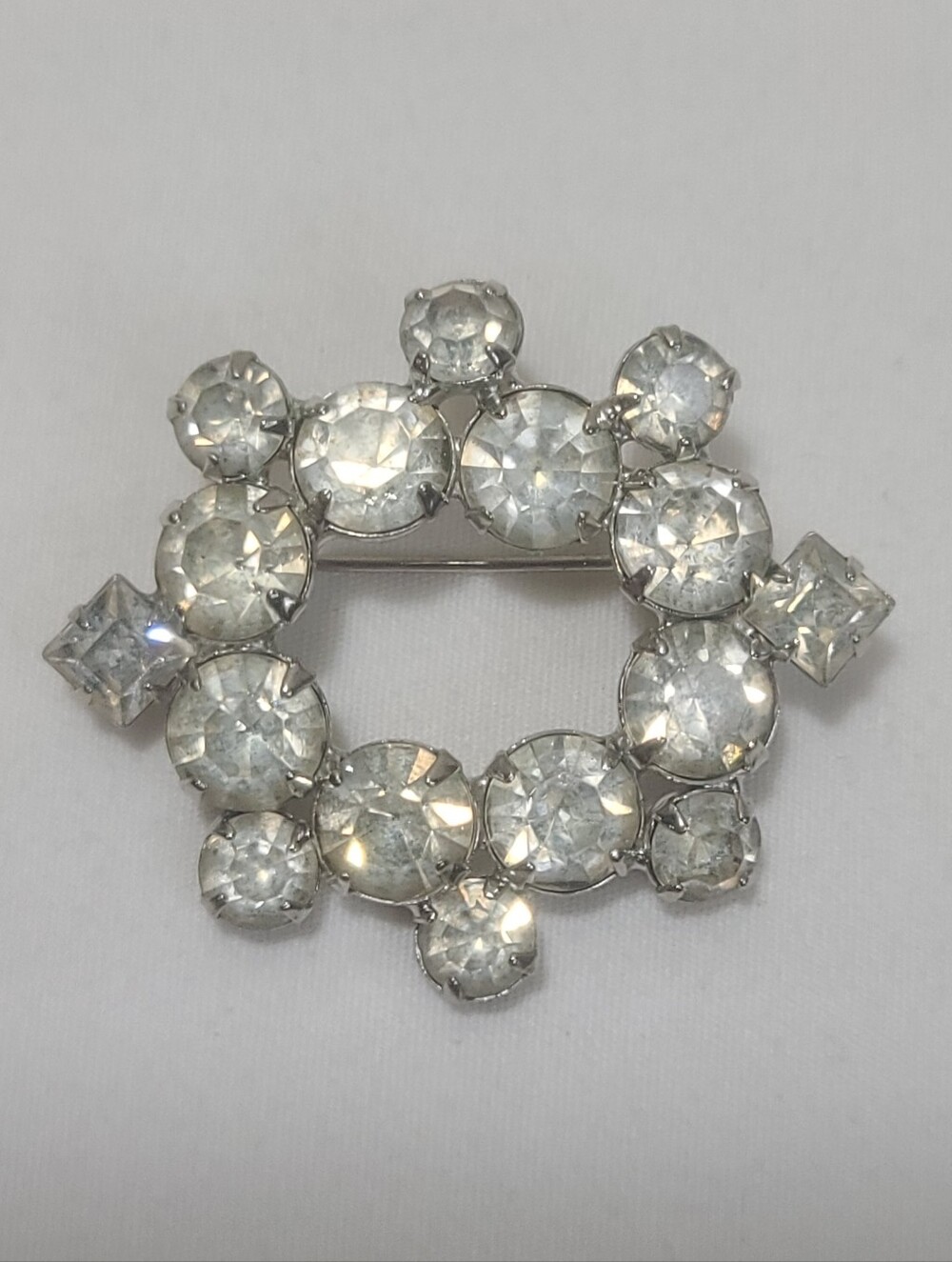 Vintage Silver-Tone Clear Crystal Rhinestone Wreath Circle Shape Brooch Pin